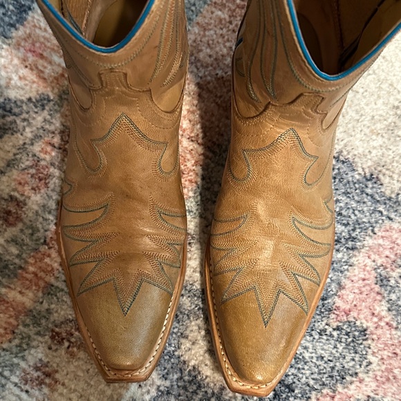 Lucchese Pris Pearl Bone Boots with Blue Stitching - Picture 4 of 16